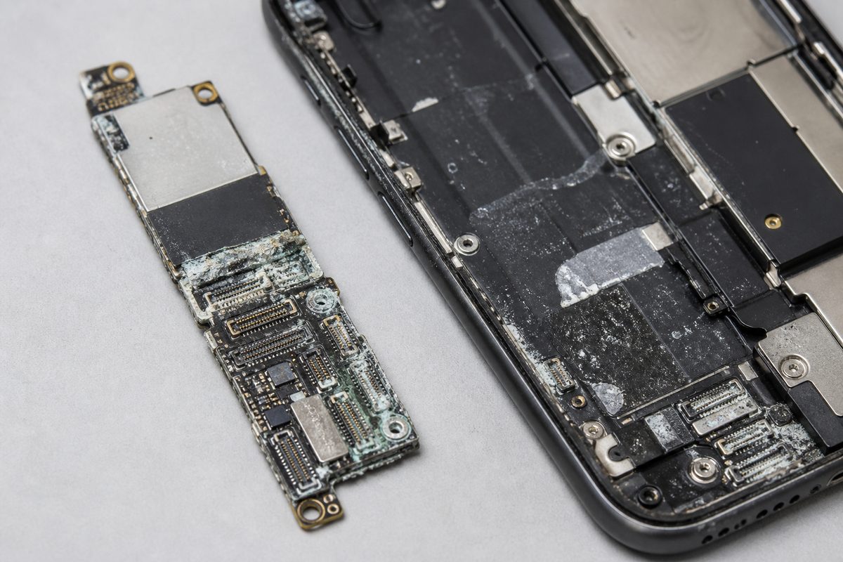 iPhone 11 после сильного залития