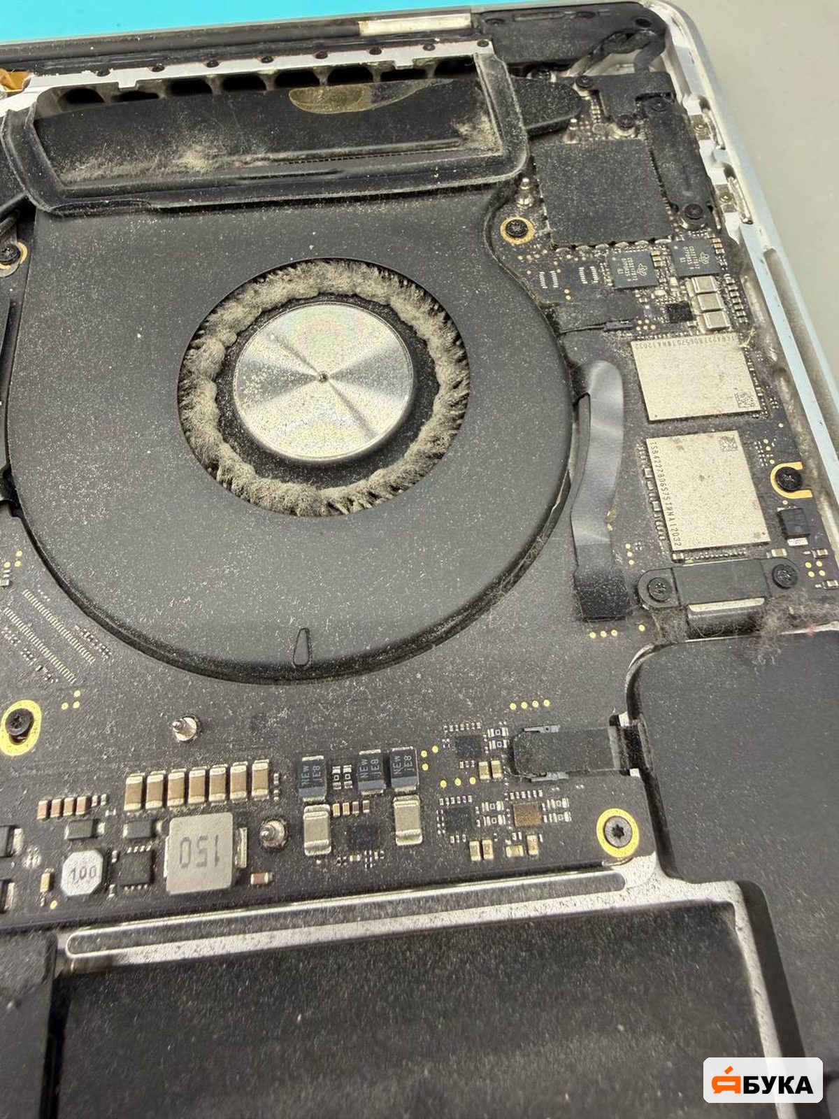 Система охлаждения MacBook: вентилятор забит толстым слоем пыли