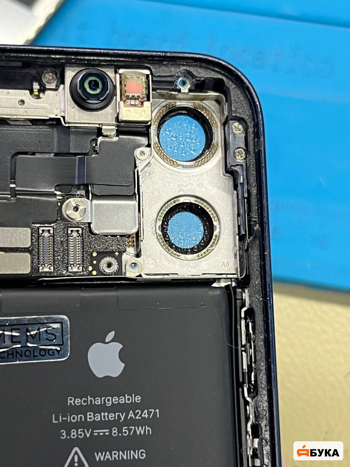 Вскрытый iPhone: блок основной камеры и аккумулятор под платой